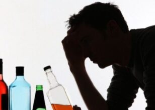 El alcohol puede ser menos dañino para las personas mayores de 50 años